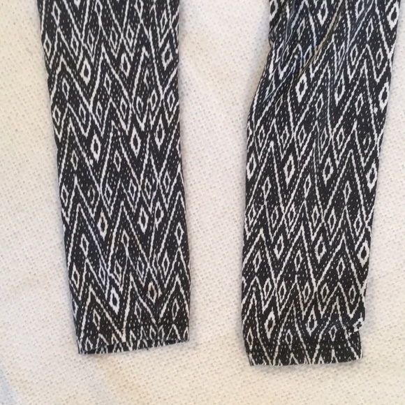Aeropostale black and white Native American/diamond print leggings - Picture 3 of 3